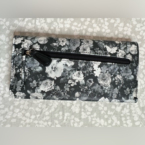 Floral Black and White Clutch - Kenneth Cole Reaction - Picture 3 of 4